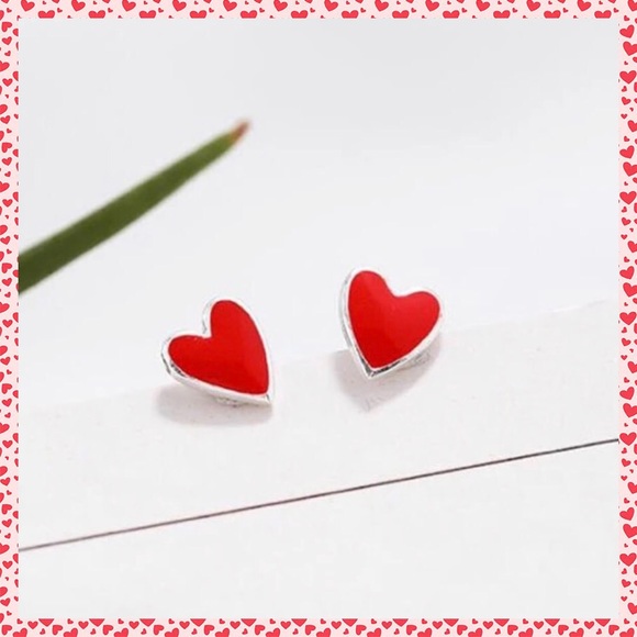 ♥️petite heart stud earrings♥️ - Picture 3 of 3